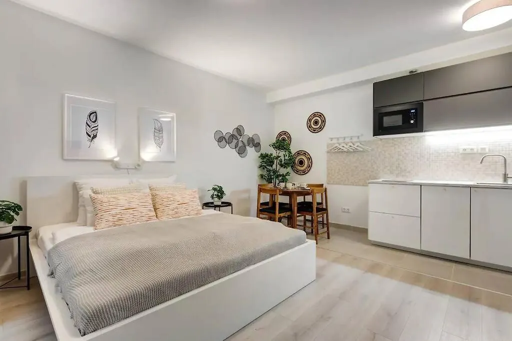 Terrace Vista-Modern 2Br Retreat Apartment Budapest
