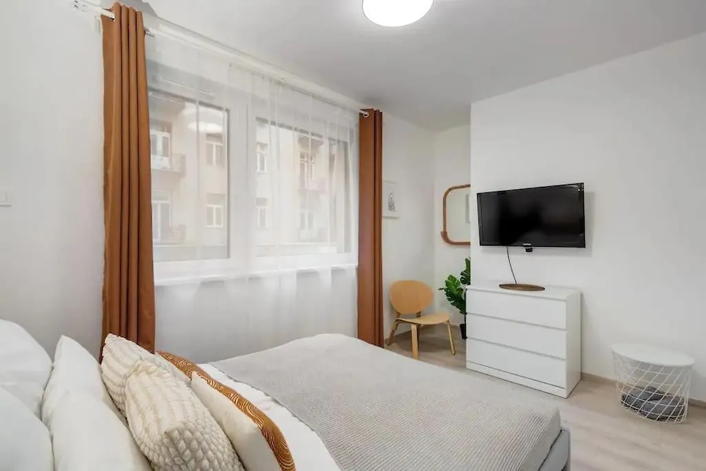 Terrace Vista-Modern 2Br Retreat Apartment Budapest